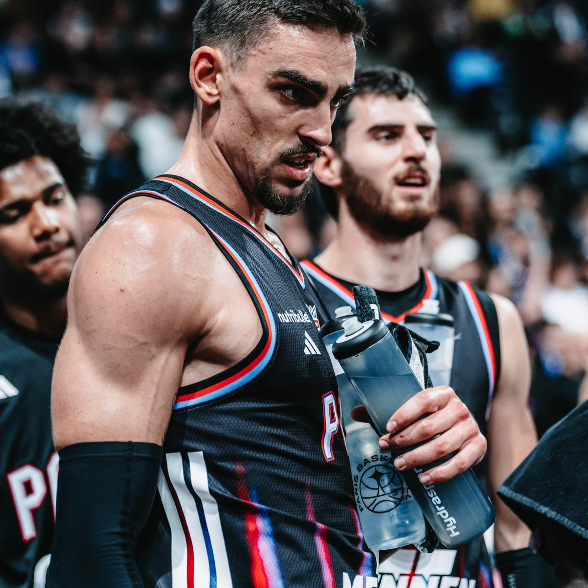 Gourde de sport Hydrasport sur un terrain de basket