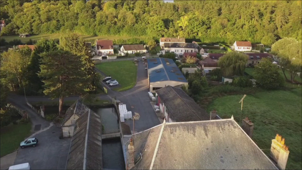 Charger la vidéo : Fabrication des gourdes de sport Hydrasport dans notre usine de l'Oise, de la matière première au terrain